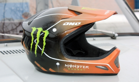 Аэрография на кроссовом шлеме Monster Energy