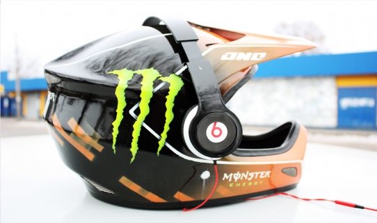 Аэрография на кроссовом шлеме Monster Energy