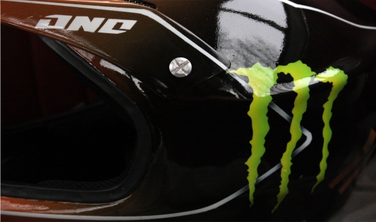 Аэрография на кроссовом шлеме Monster Energy