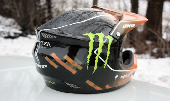 Аэрография на кроссовом шлеме Monster Energy