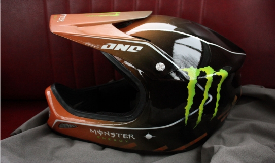 Аэрография на кроссовом шлеме Monster Energy